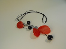 Naszyjnik nr 1  70 cm  Koraliki ceramiczne, piórka  25 zł.